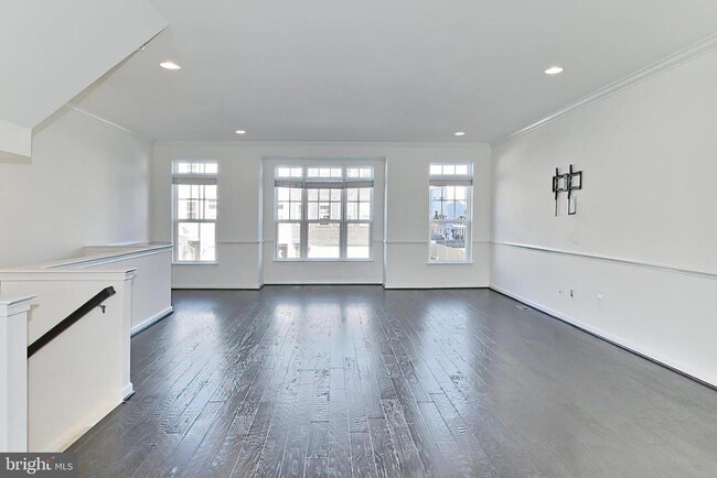 Building Photo - 210 Apsley Terrace