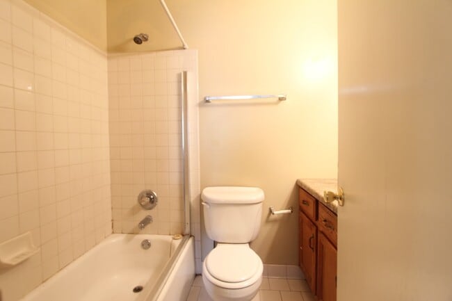 Building Photo - 3 Bedroom 2 Full Bath + Large Den - Pictur...
