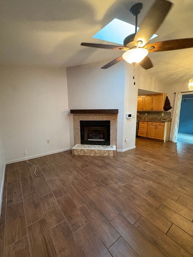 Building Photo - Spacious Florida Home Available Now!