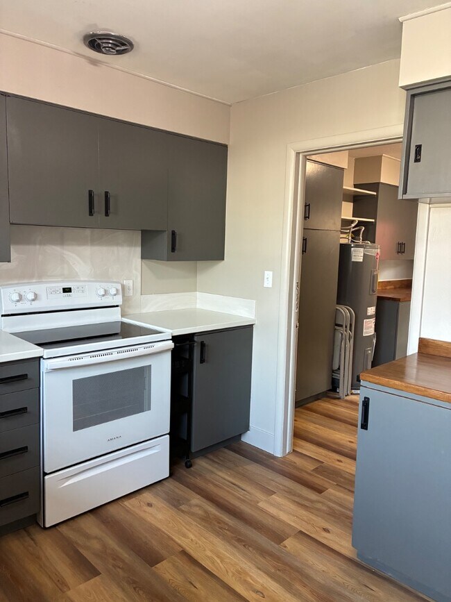 Building Photo - 1001 7th St