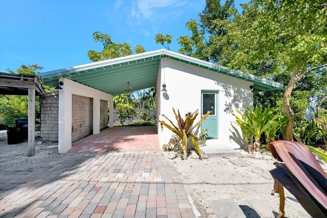 Building Photo - ALL THE CHARM! - Siesta Key 1+ acre on the Bay - 3 bed/ 2 bath pool home