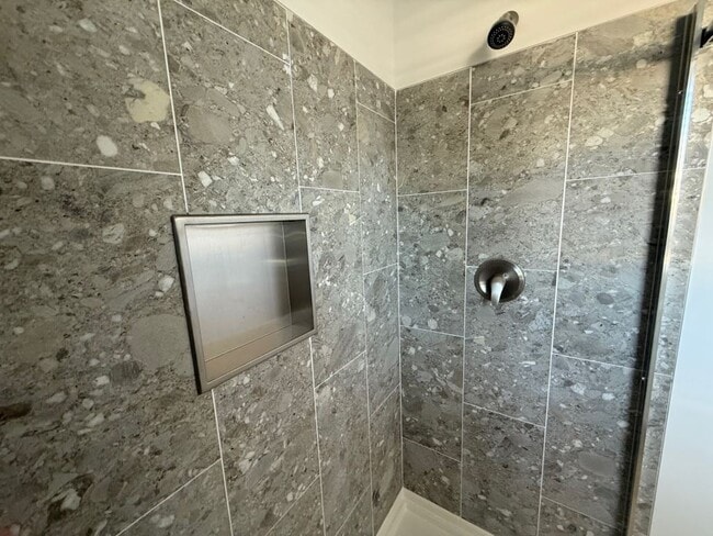 Building Photo - 4208 Queens Way