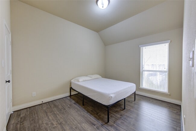 Building Photo - 2603 Night Song Dr