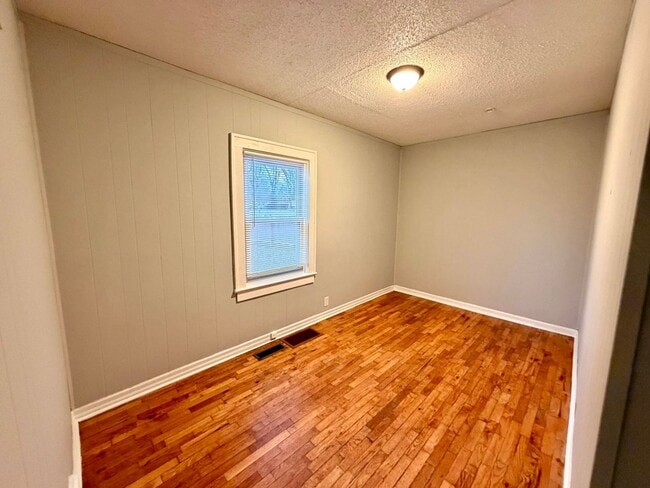 Building Photo - 809 NE Maple Dr