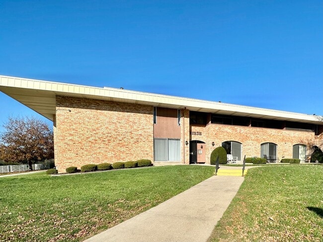 Building Photo - Rare rental opportunity conveniently locat...