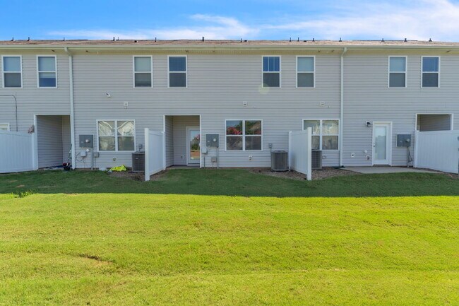 Building Photo - Don't miss this charming 3-bedroom, 2.5-ba...