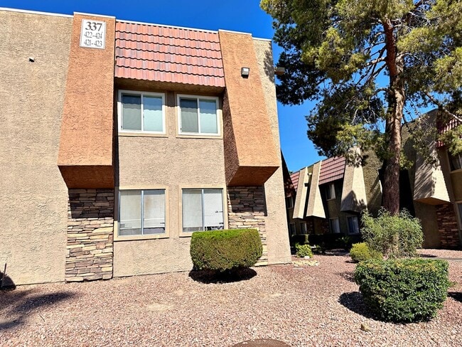 Building Photo - 3 BEDROOM, 2 BATH DOWNSTAIRS CONDO IN GUARD GATED COMMUNITY