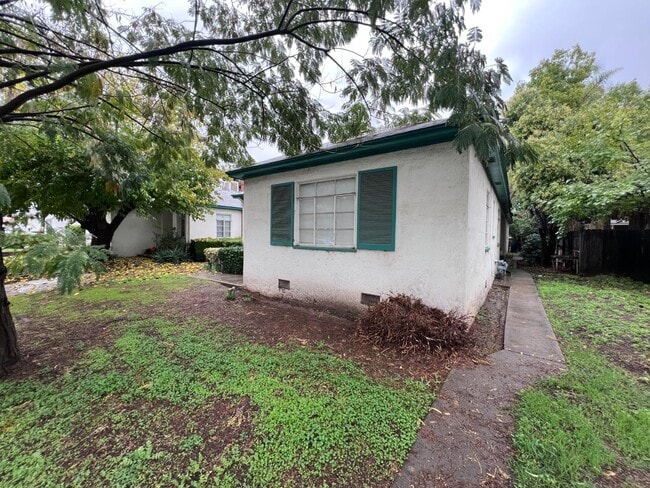 Building Photo - 1024 N Broadway St