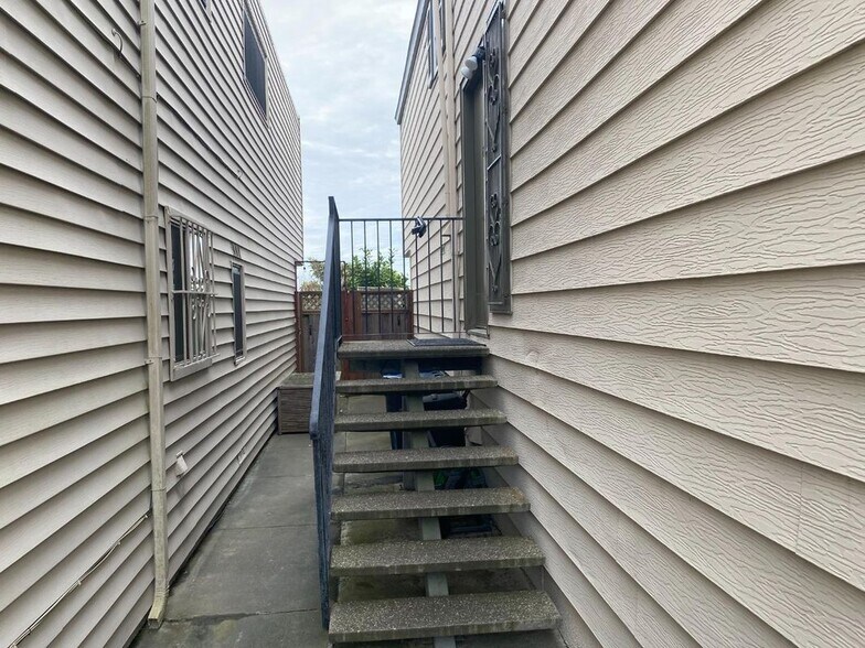 Building Photo - 81 Camelot Ct