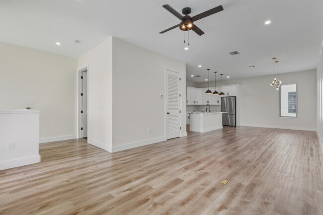 Building Photo - Luxurious 3 Bedroom Condo with Spacious Layout and Prime Location in Tampa, FL!