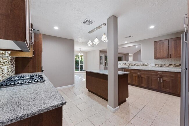 Building Photo - 11 Whittier Dr
