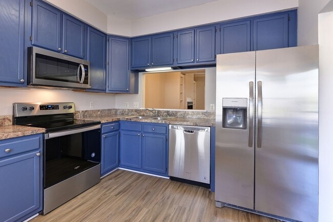 Building Photo - Convenient Coventry Townhome