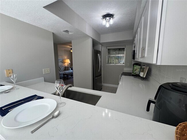 Building Photo - 621 Windrush Bay Dr