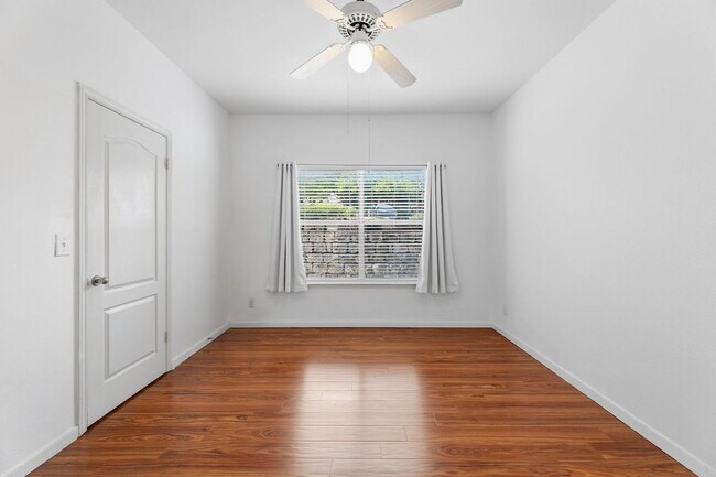 Building Photo - Amazing 1 bedroom, 1 bathroom Condo in Montevista!