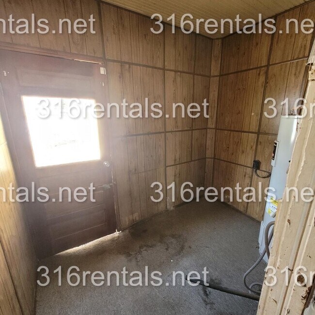 Building Photo - $825- 2 bed 1 bath - Home