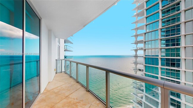 Building Photo - 17001 Collins Ave