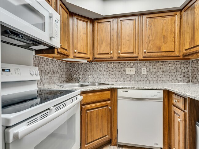 Building Photo - 921 Marine Dr