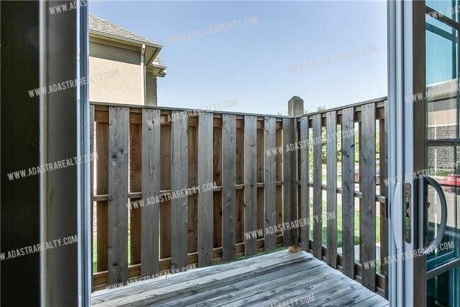 Building Photo - Like New Blue Valley Townhome-Available in JUNE!!