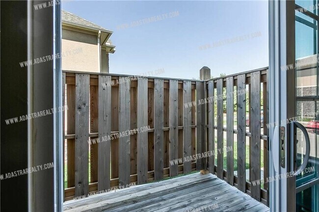 Building Photo - Like New Blue Valley Townhome-Available NOW!!