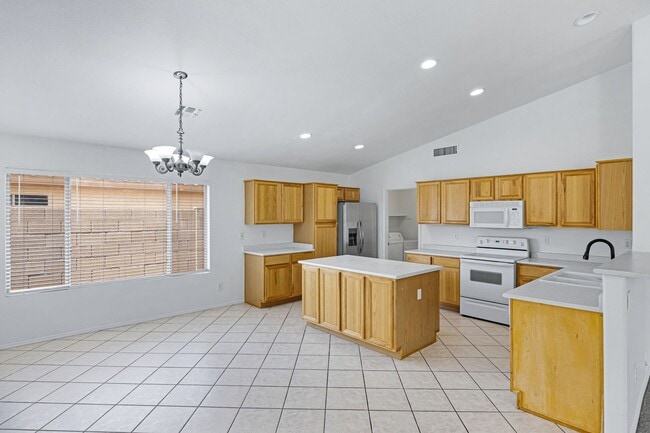 Building Photo - Beautiful Large 3 Bedroom home in Parkwood...