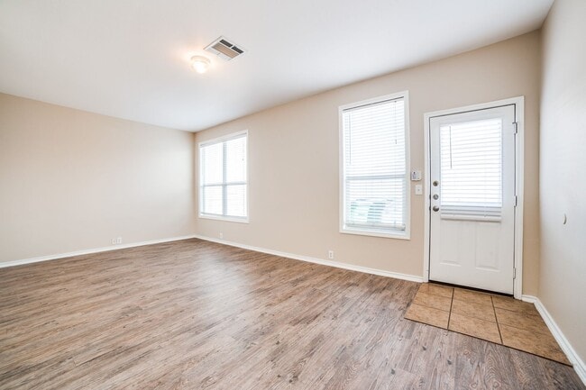 Building Photo - 3 Bedroom/2.5 Bath Heritage Oak Subdivision