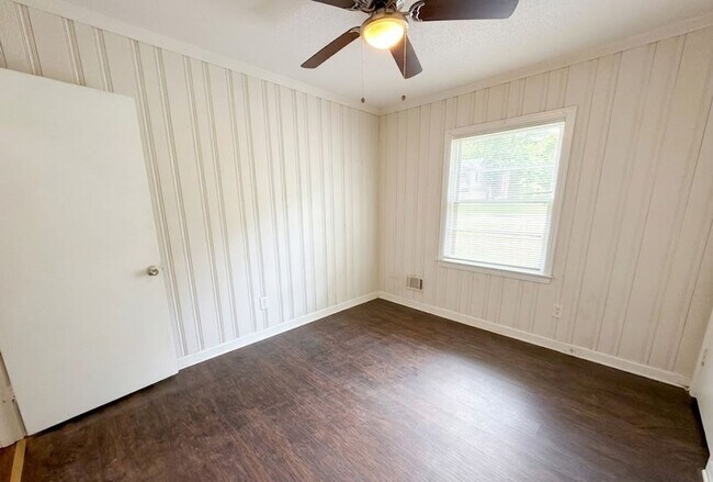 Building Photo - 1502 Rolling Hills Dr