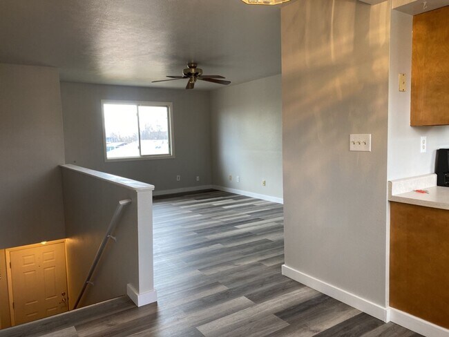 Building Photo - 2 Bedroom 2 Bath Townhome w/ large 2 car garage - Freshly remodeled - Available Now