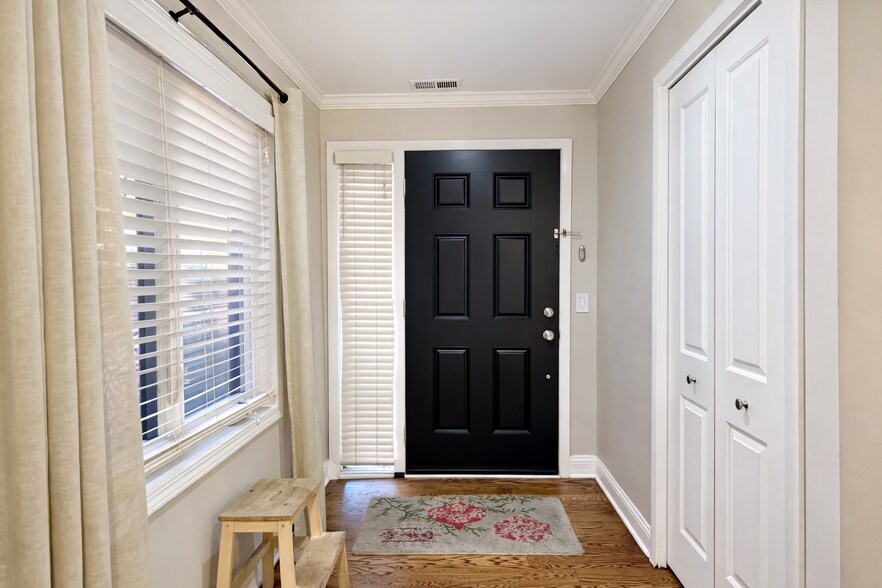 Building Photo - 805 W Wolfram St