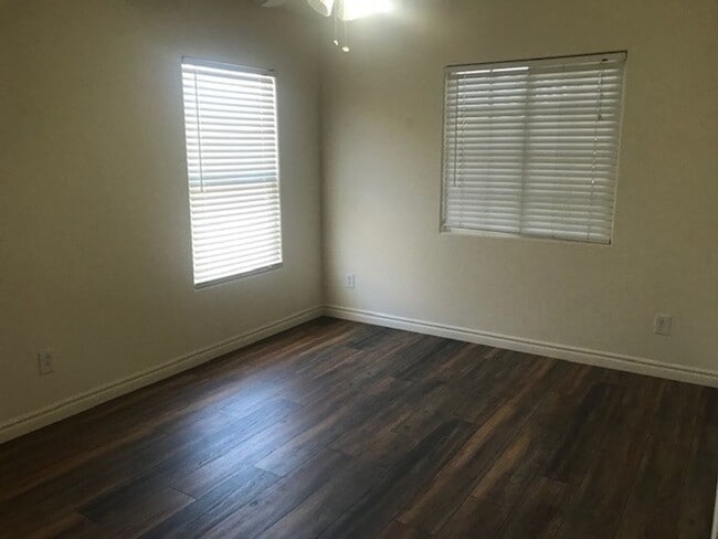 Building Photo - 5 Bedroom House! Great Room living space d...