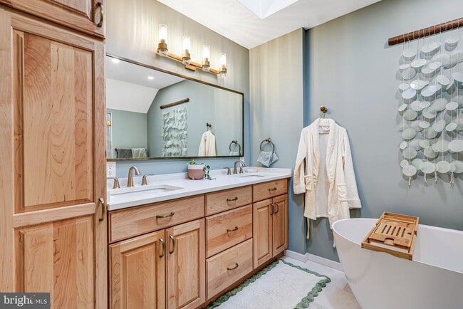 Building Photo - 1504 Wake Forest Dr