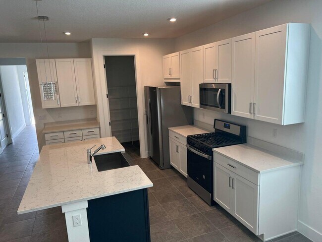 Building Photo - 12800 SW Eleanor Dr