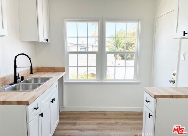 Building Photo - 510 E Arbor Vitae St