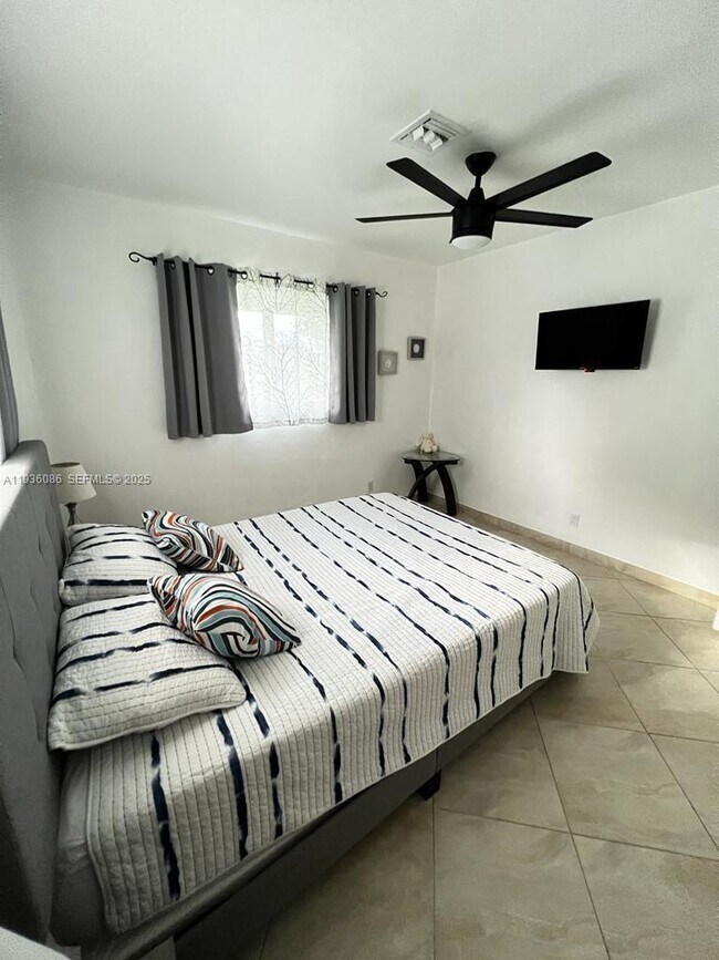 Building Photo - 3324 Lakeview Blvd