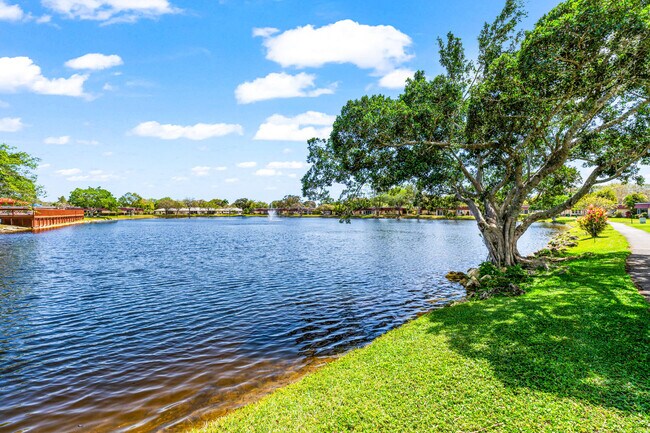 Building Photo - 733 Nantucket Cir