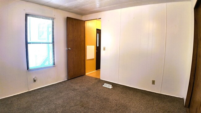 Building Photo - 251 Oakdale Dr