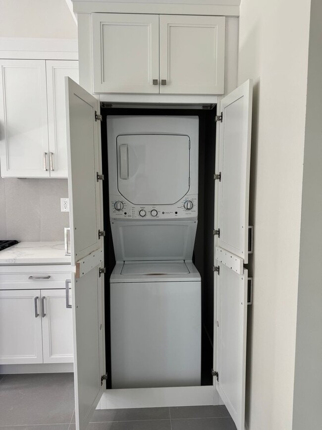 Building Photo - 1005 N Grand St