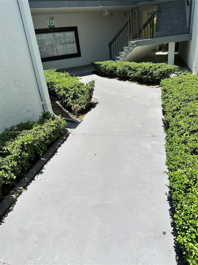 Building Photo - 9431 Fontainebleau Blvd