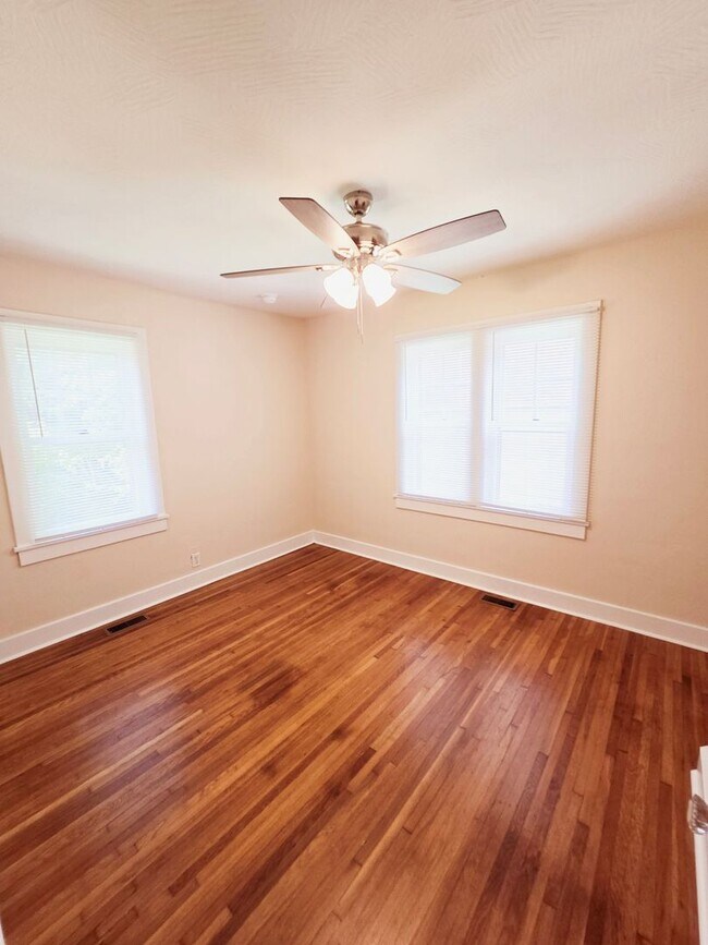 Building Photo - Cute Bungalow - 2 Living Areas & Bacement