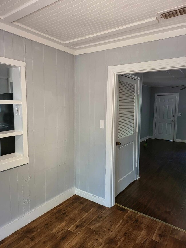 Building Photo - 943 S Micheaux St