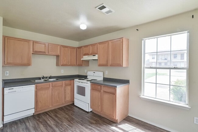 Building Photo - 404 Kings Way Dr