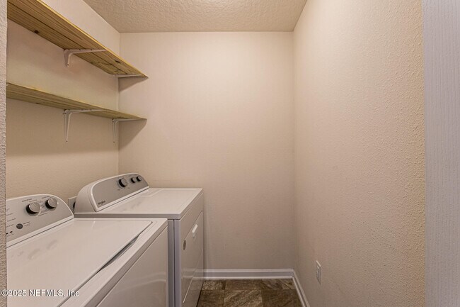 Building Photo - 2408 Bonnie Lakes Dr