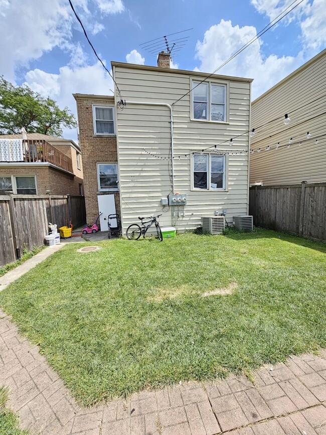 Building Photo - 2850 N Nordica Ave