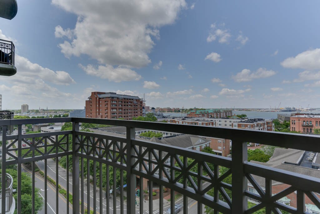 Building Photo - 123 College Pl