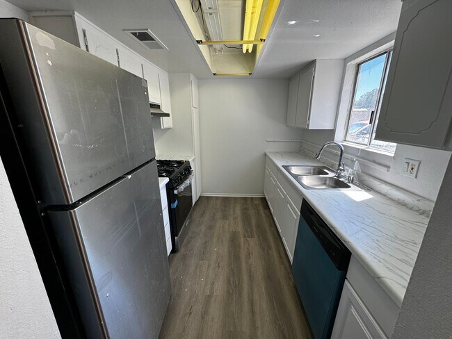 Building Photo - 3 BEDROOM 2 BATH, FIRST FLOOR UNIT