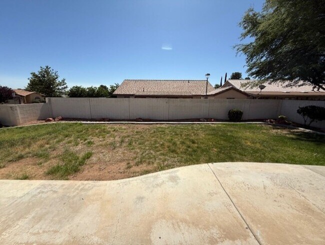 Building Photo - Occupied Do Not Disturb Tenant 3 Bedroom Plus Den & 2 Bath home Contact Property Pros Property Ma...