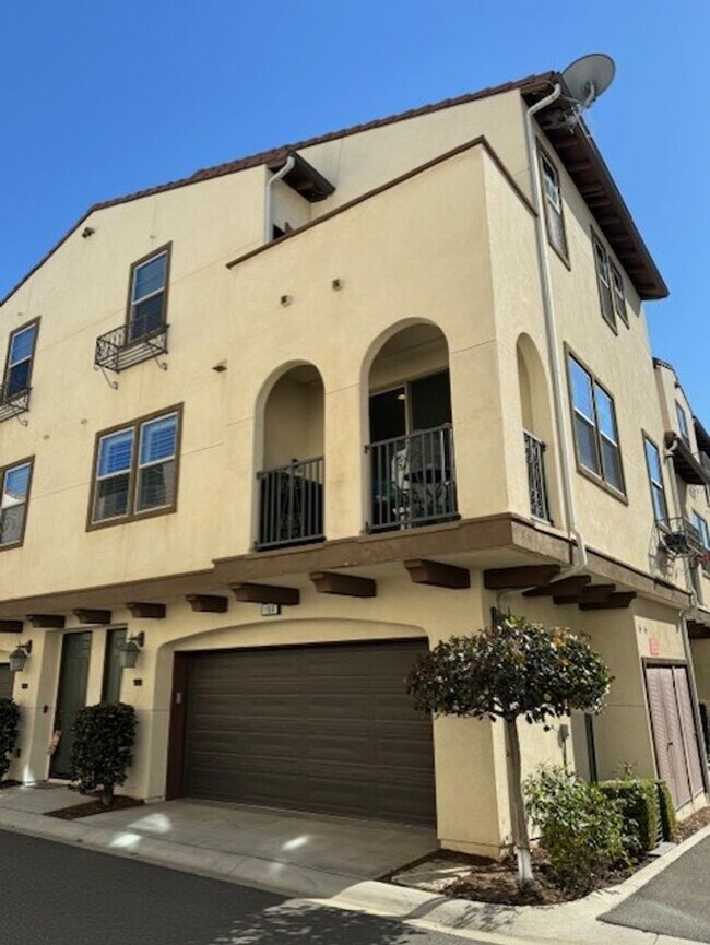 Building Photo - Stunning 2 bed 2.5 bath Solar Powered Town...