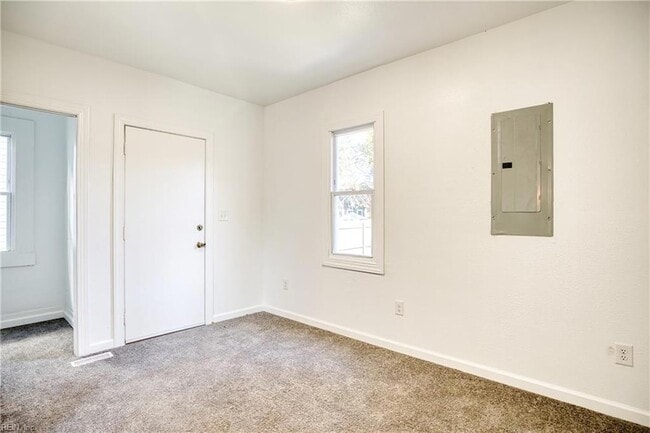 Building Photo - 910 Rugby St