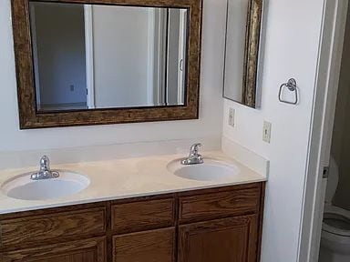 Building Photo - Welcome home to this bright, spacious, top-floor unit in a highly desirable community