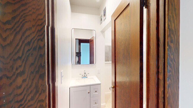 Building Photo - Upstairs 2 Bed 1 Bath at the Charming Vand...
