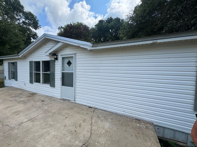 Primary Photo - 5525 Mimosa St